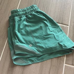 Lululemon 2.5” Hotty Hots LR Short in Juniper